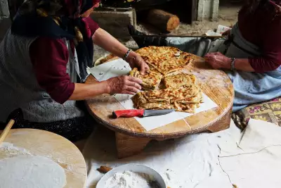 Making g&ouml;zleme