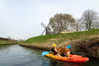 Richards and Mimo cruise together along St-Omer&rsquo;s waterways in a kayak
