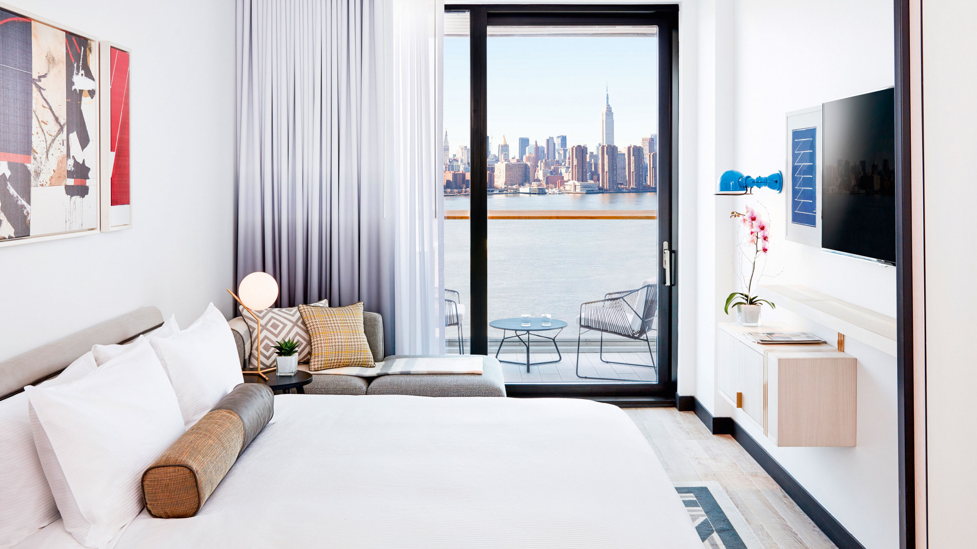 Manhattan seen from an incredible interior in Brooklyn Manhattan seen from an incredible interior in Brooklyn