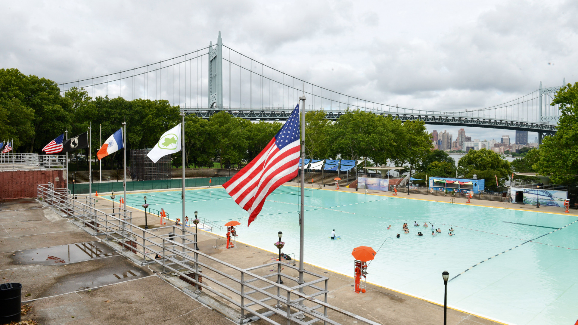 New York's outdoor swimming pools Escapism
