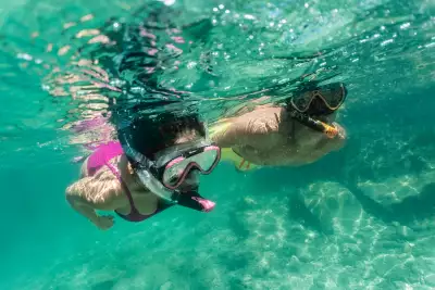Couple snorkelling in Miami Beach