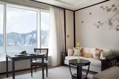 Peninsula Hong Kong Grand Deluxe Harbour View Room