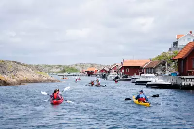 Threading a kayak beyond the island of R&aring;&ouml;n to reach the small islet of Kollholmen