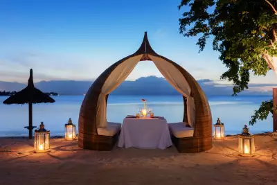 Le Jadis Beach Cabana dining