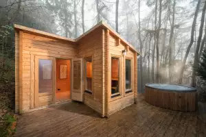 Compact kettlebell gym, sauna, yoga deck and hot tub, Usonia Compact kettlebell gym, sauna, yoga deck and hot tub, Usonia