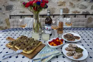 Aperitif served at the villa Aperitif served at the villa