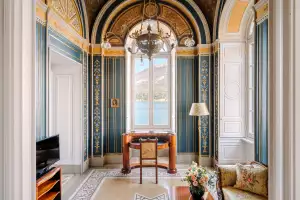 A writing desk in a bedroom at the Grand Hotel Villa Serbelloni