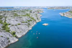 Threading a kayak beyond the island of Råön to reach the small islet of Kollholmen