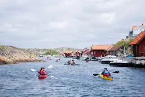 Threading a kayak beyond the island of Råön to reach the small islet of Kollholmen