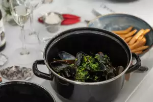 Moules frites with aioli and freshly baked bread at Restaurant Bryggvingen