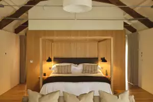 Fowlescombe Farm bedroom