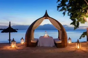 Le Jadis Beach Cabana dining