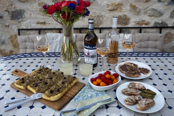 Aperitif served at the villa Aperitif served at the villa