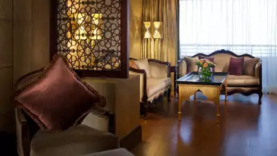 Jumeirah-Zabeel-Saray---Junior-Suite-King-Living-Room-