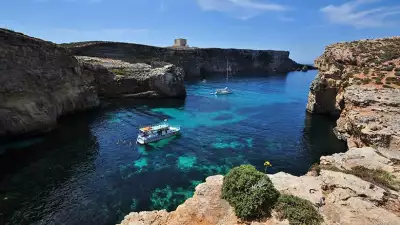 Boat-berthing-in-Comino