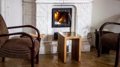 Brody-House_Zsolnay-fireplace