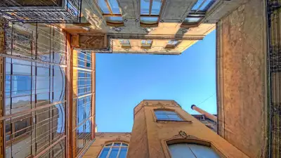 Brody-House-Ten_looking-up-from-the-courtyard