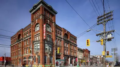 Gladstone-Hotel-Exterior