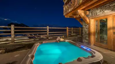 Nyumba---Hot-Tub