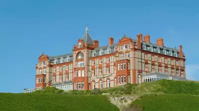 The-Headland-Hotel-from-beach-at-low-tide_CMYK