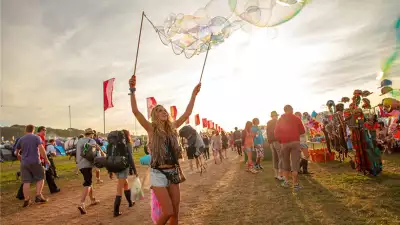Bestival-2012-bubbles-colour