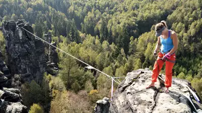Faith Dickey slackliner