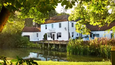 exterior shot of Dundas Arms, Berkshrie