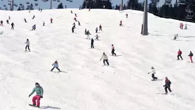 Skiiers and snowboarders in Schelgelkopf, Lech, Austria
