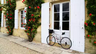 A bike outside a French chateuax near St-Émilion
