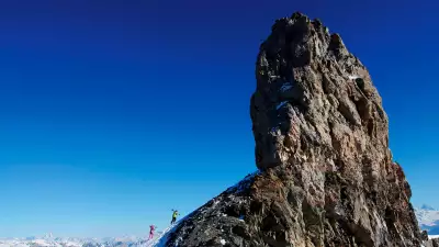 Skiers on Tour Saint Martin, Col du Pillon, skiing region Glacier 3000, Gstaad, Western Alps, Bernese Oberland, Switzerland