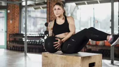 2XU compression gear used in gym exercises