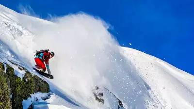 Jeremy Jones freeriding in O'Neill x Jones gear