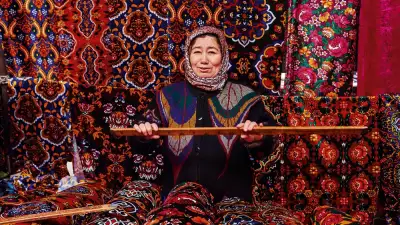 Weaver in Marguilan silk market Uzbekistan