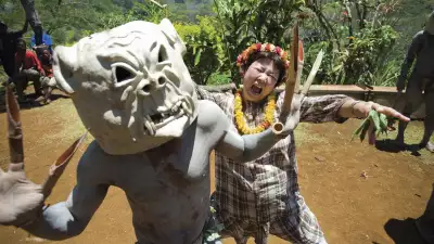 Asaro mudmen perform a sing-sing
