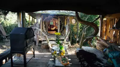Self-catering accommodations in the UK and Ireland: Stumpy Hobbit at Mill Valley