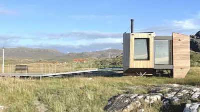 Alt Sanna Hut, exterior