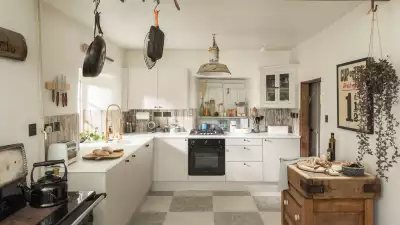 Kitchen, Tincture
