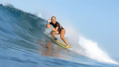 Amanda Djerf surfing