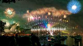 Sydney_habour_bridge_&_opera_house_fireworks_new_year_eve_2008