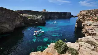 Boat-berthing-in-Comino