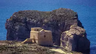 Dwejra-Tower-and-the-Fungus-Rock