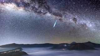 Eta-Aquarid-Meteor-Shower-over-Mount-Bromo-©-Justin-Ng