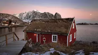 01-Red-rorbu-hut