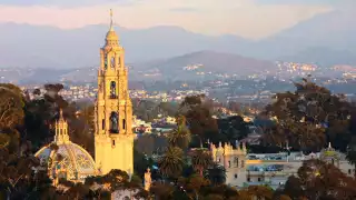 Balboa-Park,-California-Tower-with-mountain-view