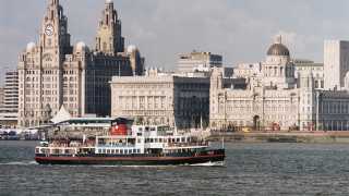 Liverpool's-World-Heritage-Waterfront,-with-Mersey-Ferry-in-foreground