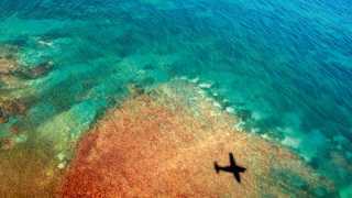 A plane flying over the sea towards Vieques island