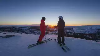 Couple standing at the top of the run in Vemdalen, Sweden