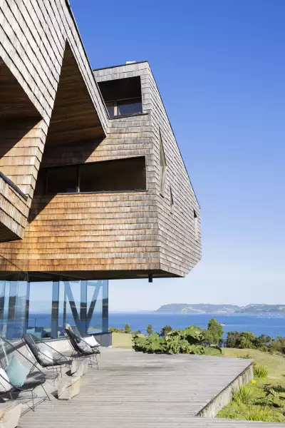 Rustic cedar shingles coalesce with modern design at the Refugio Chilo&eacute; hotel