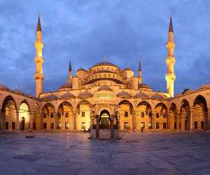 Blue_Mosque_Courtyard_Dusk_Wikimedia_Commons