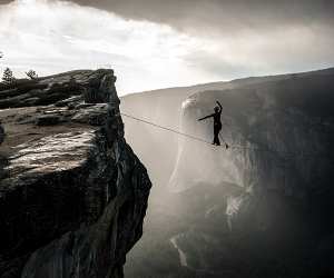 Faith Dickey slackliner